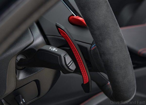 BMW M5 CS_steering wheel gear shift
