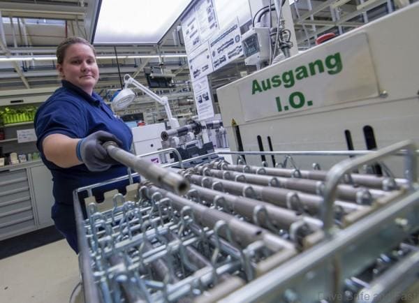 Mercedes-Benz Werk Berlin, Deutschland: Endkontrolle in der Montage der innovativen Motorsteuerung CAMTRONIC. / Mercedes-Benz Berlin plant, Germany: Quality check at assembly of the innovative management system CAMTRONIC.