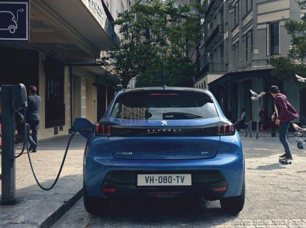 Peugeot e208_‘Electric Car of the Year’_2021_charging
