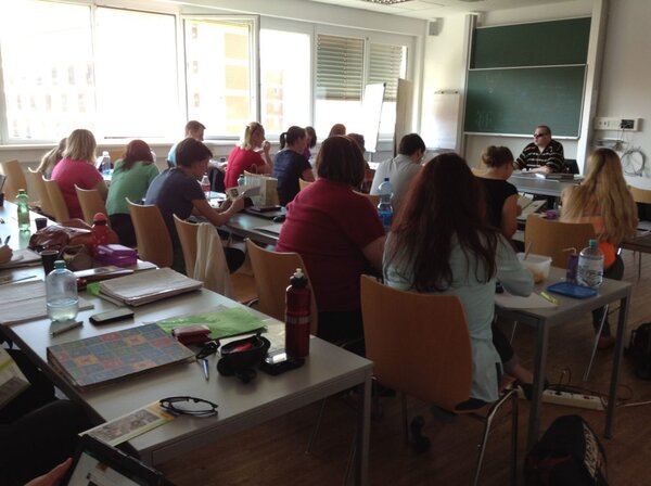 Bild:Janoschek unterrichtet in der Fachhochschule StudentInnen