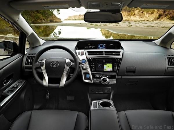 toyota-prius-v-2015_4