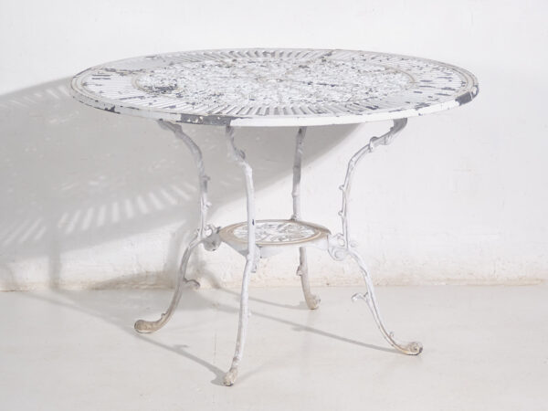 Table et chaises de jardin blanches d'époque (c.1950). Ensemble de 5 pièces