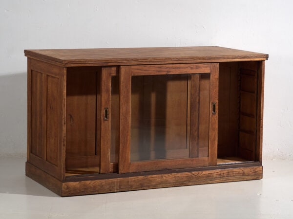 Comptoir de magasin ancien avec portes vitrées et bloc-tiroirs arrière (vers 1920) #14