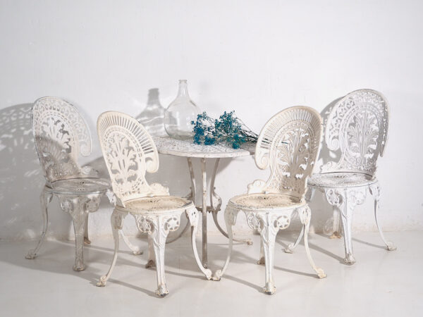 Ensemble table et chaises de jardin Art Nouveau (vers 1950). Ensemble de 5 pièces