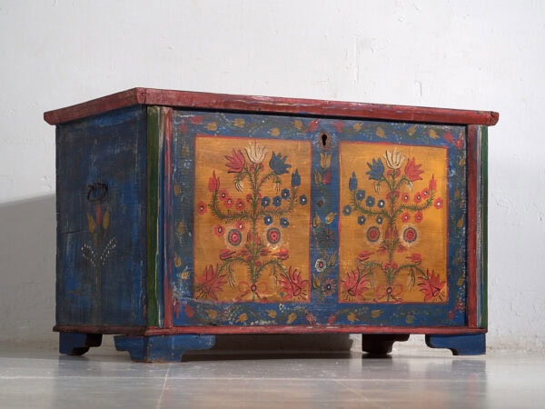 Coffre ancien de style art populaire avec motifs floraux (c.1920) #95