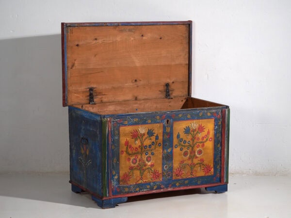 Coffre ancien de style art populaire avec motifs floraux (c.1920) #95