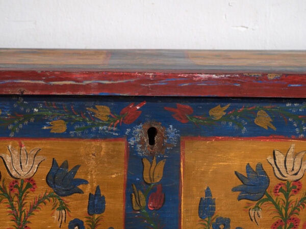Coffre ancien de style art populaire avec motifs floraux (c.1920) #95