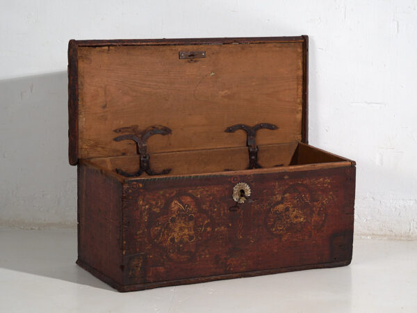 Coffre ancien peint avec motifs floraux et serrure en fer (vers 1820) #47