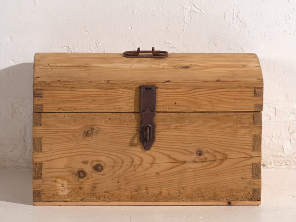 Coffre de voyage ancien avec fermoir en fer forgé (c.1900) #1