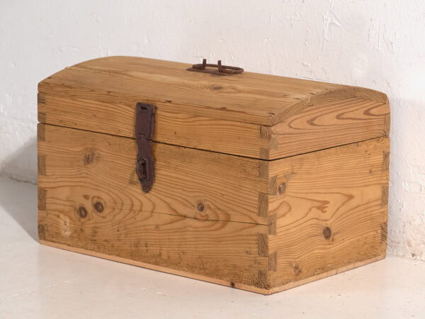 Coffre de voyage ancien avec fermoir en fer forgé (c.1900) #1