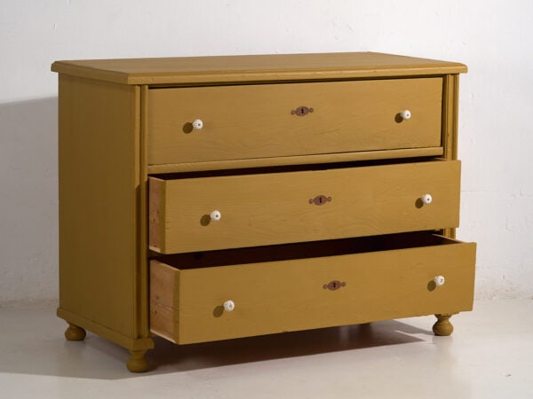 Cómoda antigua en tono mostaza con tiradores de porcelana (c.1920) #54
