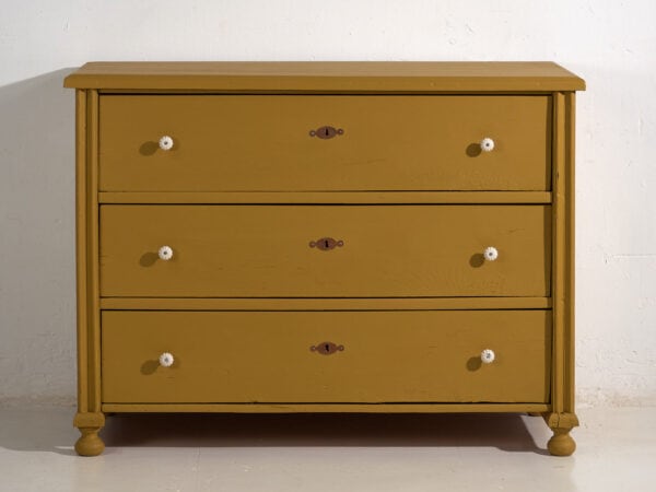 Cómoda antigua en tono mostaza con tiradores de porcelana (c.1920) #54
