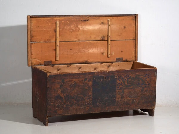 Coffre ancien de style art populaire (vers 1920) #101