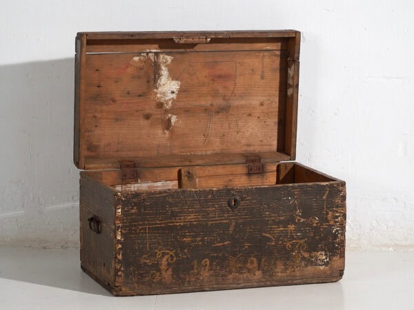 Coffre ancien à patine foncée (Année 1906) #5