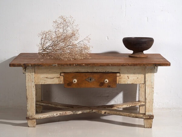 Mesa baja auxiliar antigua de color blanco (c.1920)