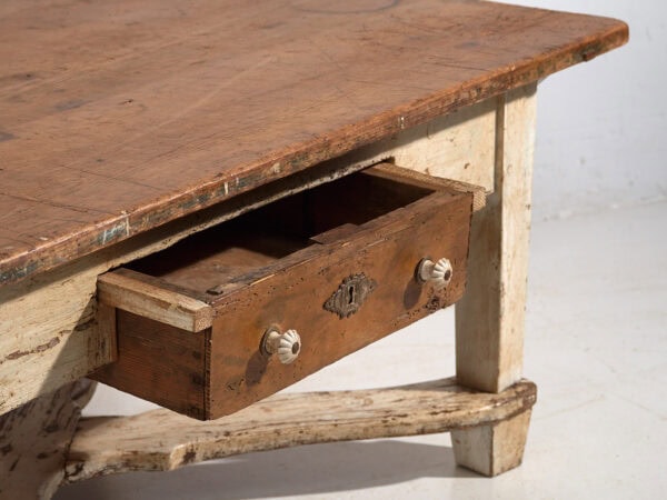 Mesa baja auxiliar antigua de color blanco (c.1920)