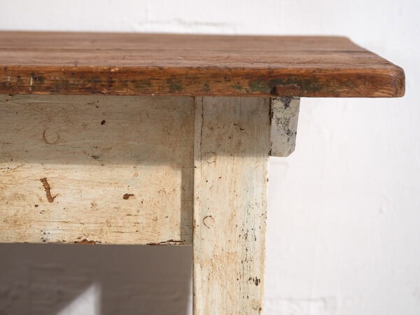 Mesa baja auxiliar antigua de color blanco (c.1920)
