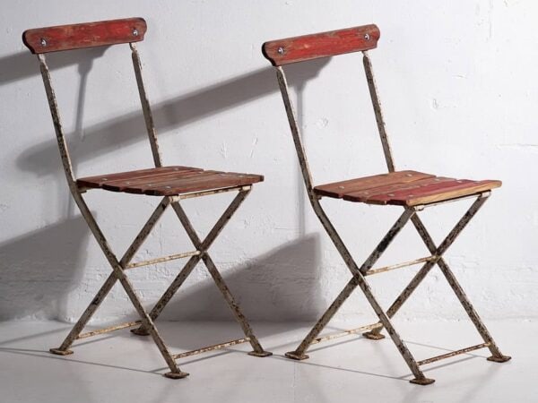Antiguas sillas plegables de jardín en color rojo (c.1920). Conjunto de 4 piezas
