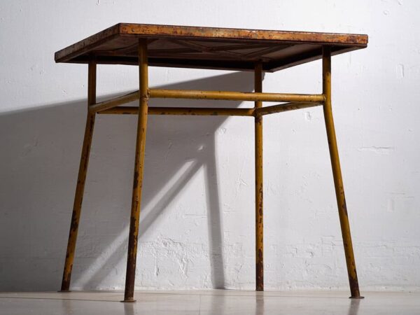 Mesa de exterior antigua de color ocre (c.1920) #3