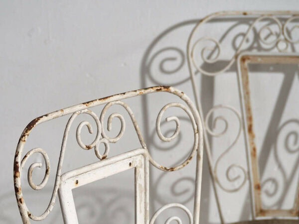 Sillas de exterior antiguas de color blanco (c.1920). Conjunto de 4 piezas