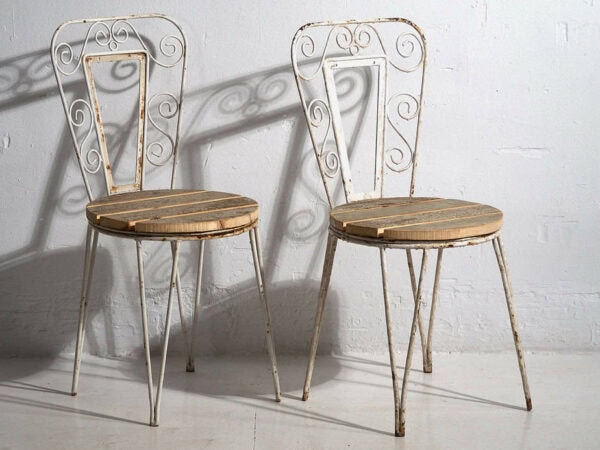 Sillas de exterior antiguas de color blanco (c.1920). Conjunto de 4 piezas