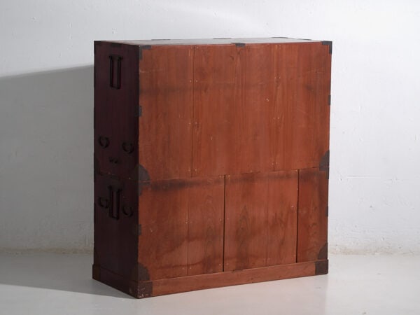 Tansu japonés Sendai Isho-dansu grande en cedro y hierro, periodo Meiji–Taishō (c. 1890–1925) #42