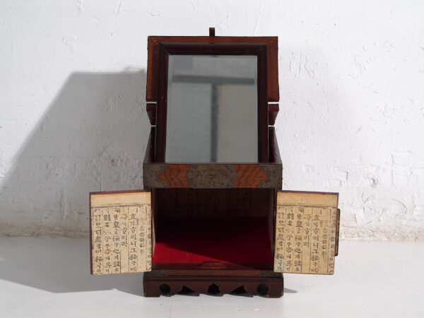 Caja-tocador antigua con espejo en madera de zelkova – Corea, circa 1900