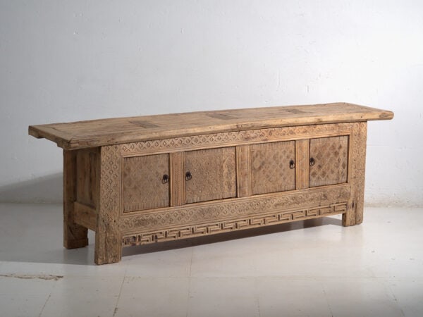 Aparador bajo antiguo tallado en madera de pino – China, circa 1900