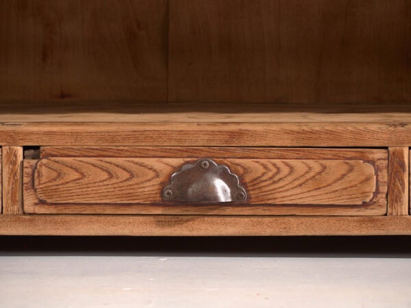 Aparador bajo antiguo en madera de pino – China, circa 1930
