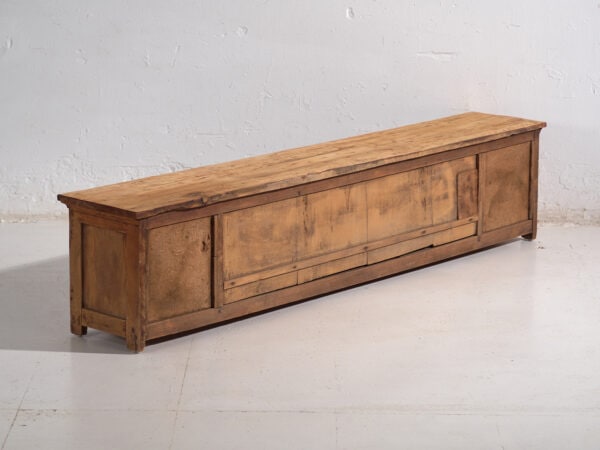 Aparador bajo antiguo en madera de pino – China, circa 1930