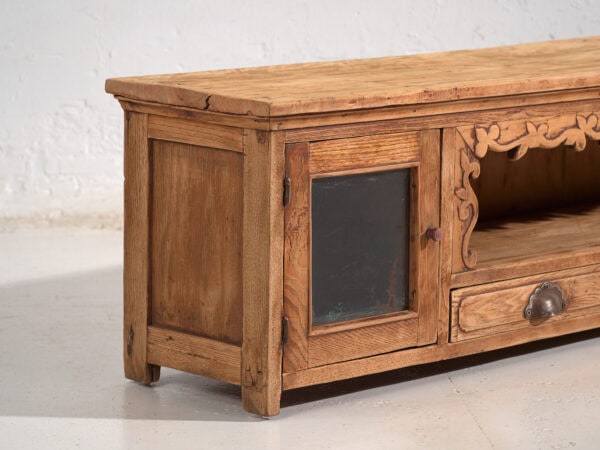 Aparador bajo antiguo en madera de pino – China, circa 1930