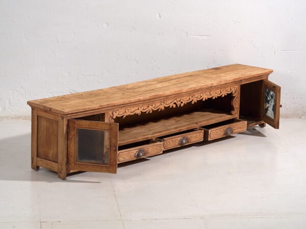 Aparador bajo antiguo en madera de pino – China, circa 1930