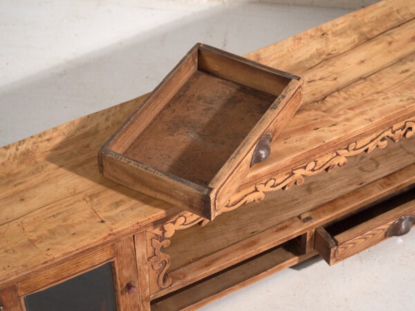 Aparador bajo antiguo en madera de pino – China, circa 1930