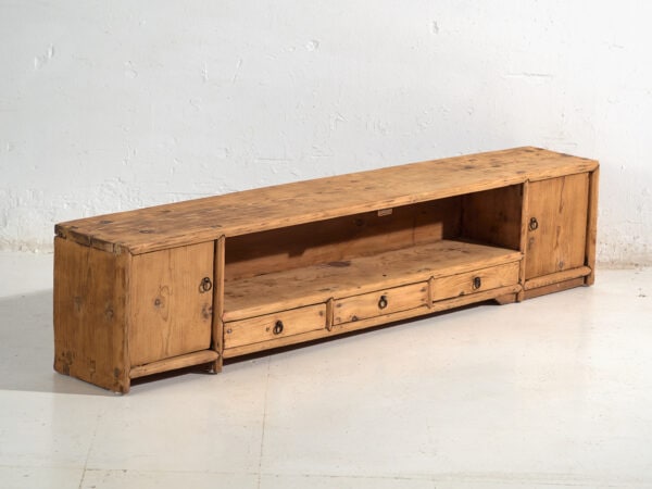 Aparador bajo antiguo en madera de pino – China, circa 1930