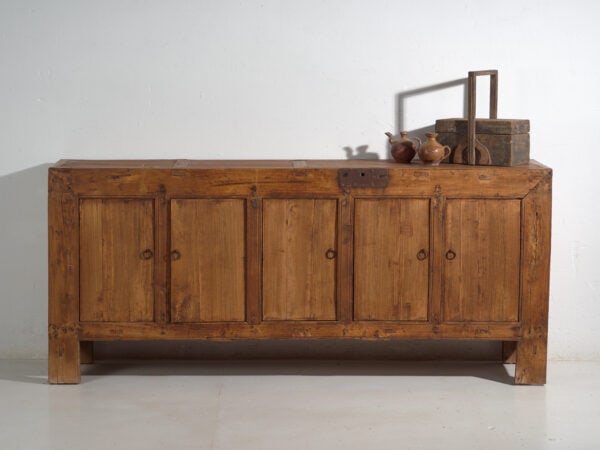Aparador bajo antiguo en madera de pino – China, circa 1920