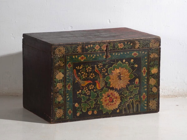 Coffre chinois ancien peint en bois de pin – Chine, circa 1900