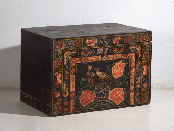 Coffre chinois ancien peint en bois de pin – Chine, circa 1900
