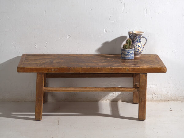 Mesa baja antigua en madera de pino – China, circa 1920