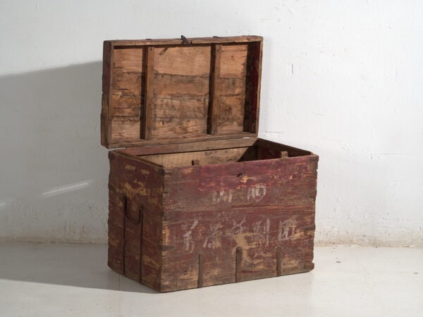 Baúl antiguo chino pintado en madera de pino – China, circa 1920