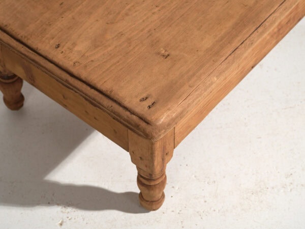 Mesa baja antigua en madera de pino – China, circa 1930