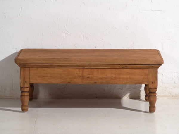 Mesa baja antigua en madera de pino – China, circa 1930