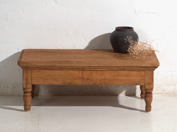 Mesa baja antigua en madera de pino – China, circa 1930