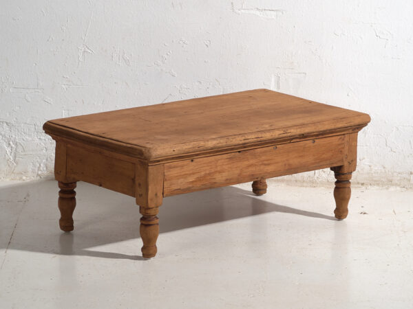 Mesa baja antigua en madera de pino – China, circa 1930