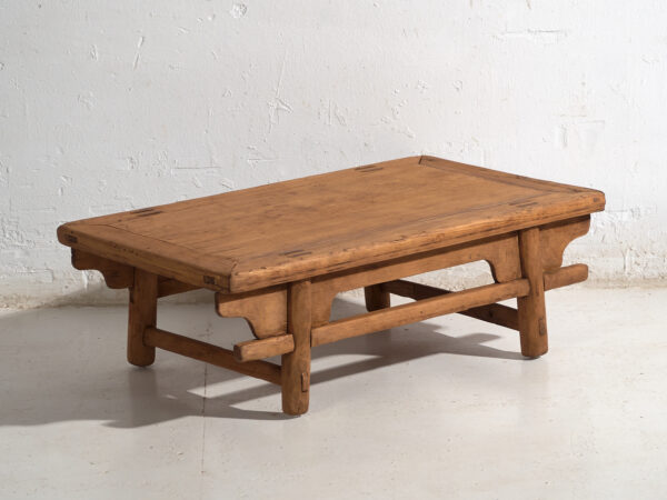 Mesa baja antigua en madera de pino – China, circa 1930