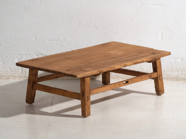Mesa baja antigua en madera de pino – China, circa 1930