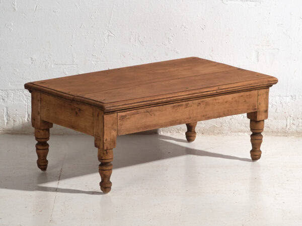 Mesa baja antigua en madera de pino – China, circa 1930