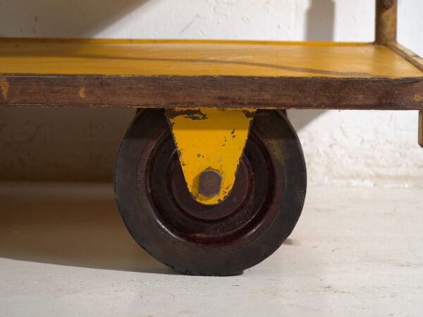 Carro industrial amarillo de metal – Trolley de fábrica europeo – circa 1950 #2