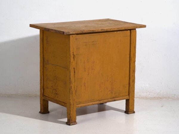 Petite cabinet couleur mustarde – Europe centrale, vers 1890