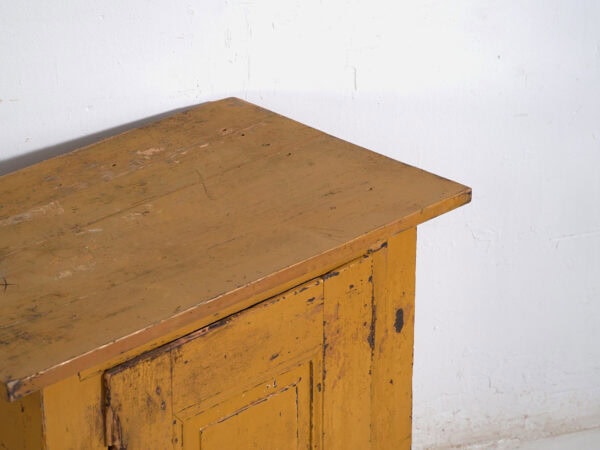Petite cabinet couleur mustarde – Europe centrale, vers 1890