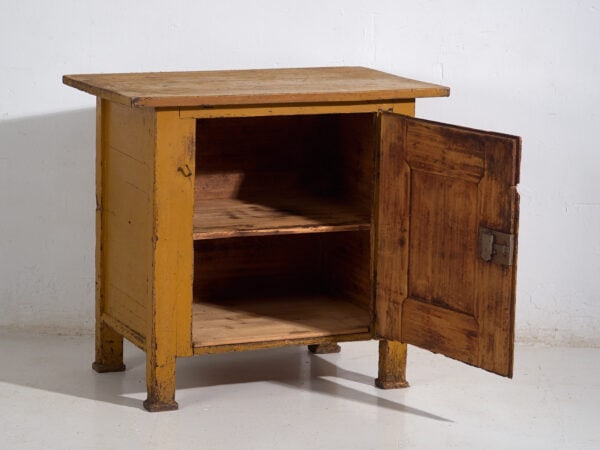 Petite cabinet couleur mustarde – Europe centrale, vers 1890